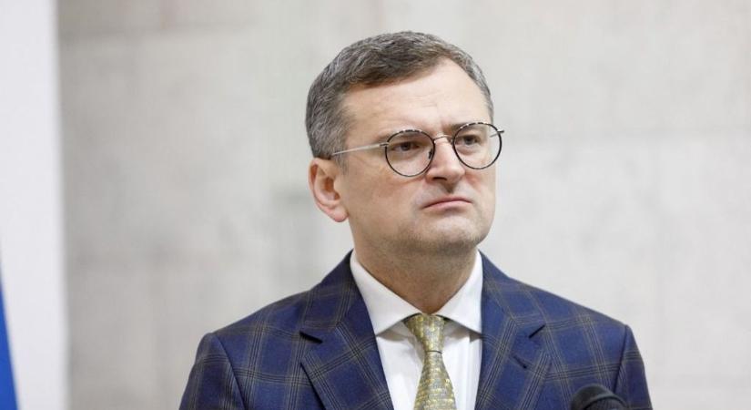 Folyamatosan „falba veri a fejét” az ukrán külügyminiszter