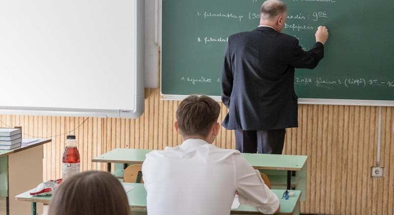 Rossz hírt kaptak a tanárok: már nem közfeladatot ellátó személyek