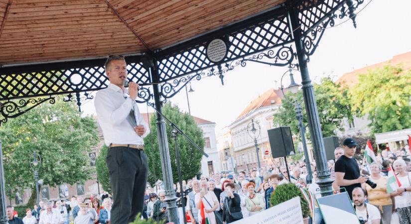 Tömegeket vonzott Magyar Péter az Erzsébet térre