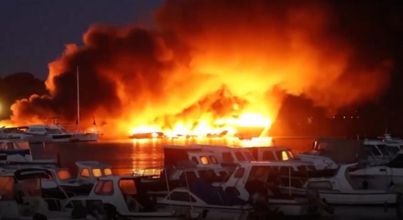Kigyulladt és megsemmisült 22 hajó egy horvátországi kikötőben