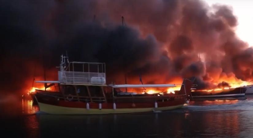 Kiégett 22 hajó egy horvátországi kikötőben