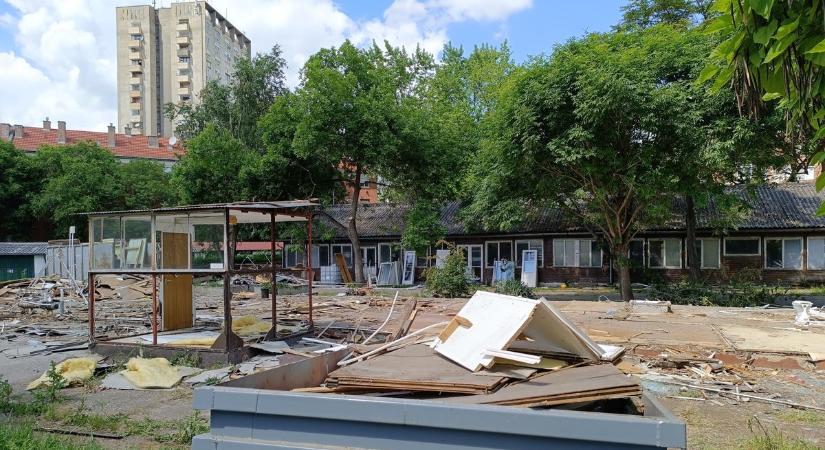 Egy korszak lezárult: elbontották Szolnok hosszú évtizedeket megélt épületegyüttesét