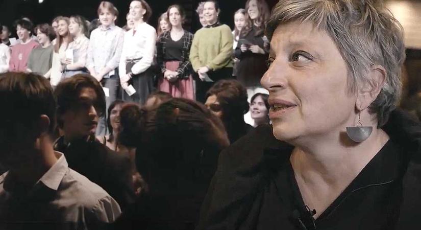 Könnyfakasztó: a kirúgott és felmondott tanáraiknak énekeltek a Radnóti Színházban a diákjaik – videó a cikkben