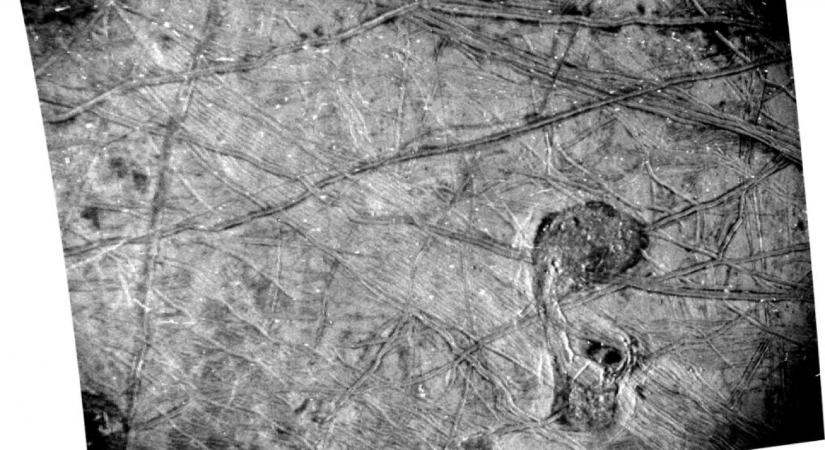Folyékony víz nyomait és felszíni aktivitást észleltek a Jupiter jeges holdján, az Europán