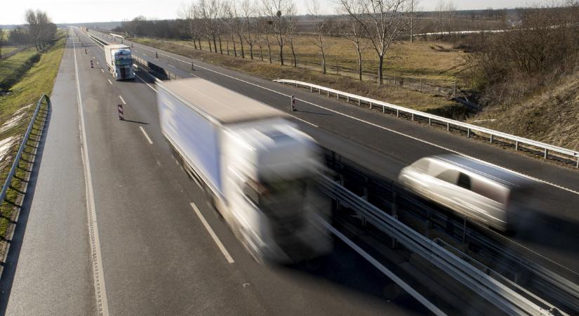 Porátfúvás nehezíti a sofőrök közlekedését az autópályán