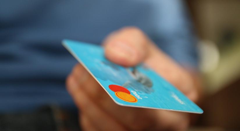 SMS buktatta le a talált bankkártyával önfeledten vásárló férfit Szegeden