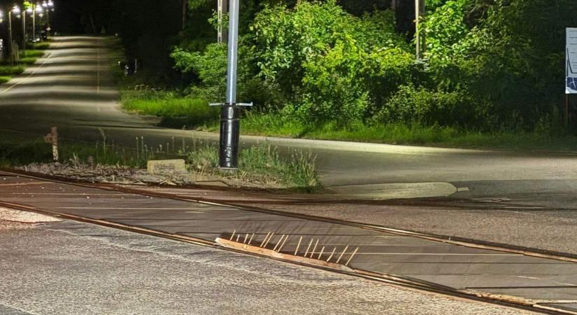 Elképesztő: vasúti átjáróban állított életveszélyes csapdát az autósoknak egy férfi Tiszafüreden