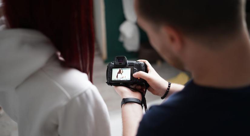 Tündérszép hölgyekkel telt meg a szolnoki fotóstúdió — videóval