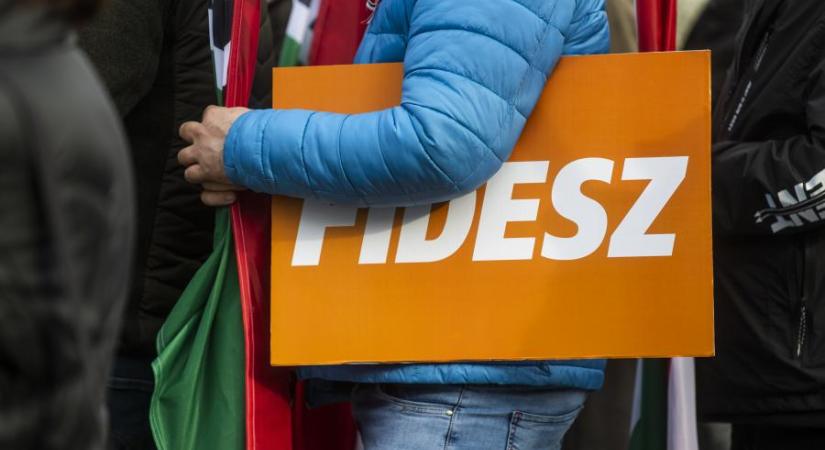 „HÁBORÚ” – A Fidesz nem cifrázta túl új választási plakátját, amihez a sormintát Magyar, Soros, Karácsony és Gyurcsány adja