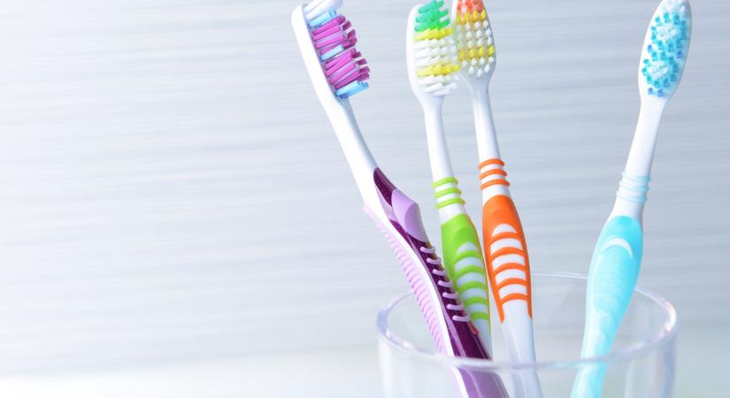 Így tisztítsa ki reggelente a borotvát, fogkefét és fésűt, hogy ne legyen bacitanya rajtuk