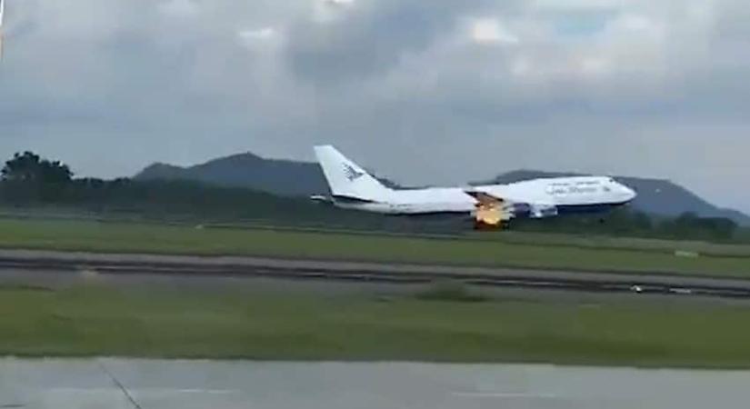 Boeing-sorozat: kigyulladt egy gép felszállás közben