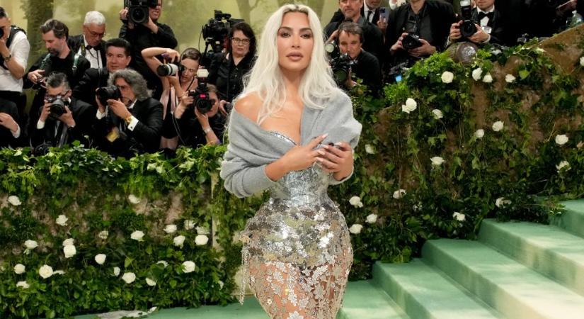 Nem csak a fűzője volt extrém Kim Kardashiannek a Met-gálán, többcenti magas platformos cipőjének sarka sem volt a ruhája takarásában