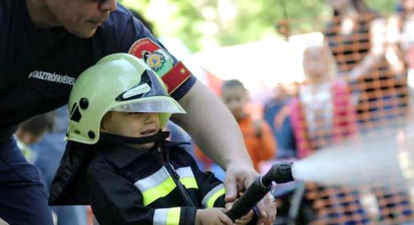 Idén is várják a családokat a tűzoltólaktanyák