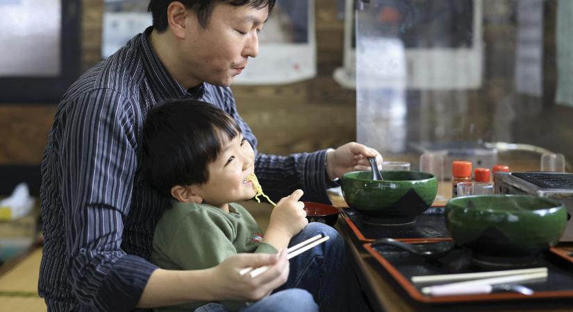 Japánban a jövő évtől megengedik, hogy mindkét elvált szülő nevelhesse a gyereket