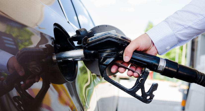 A benzin ára 10, a gázolajé 4 forinttal csökkent a héten