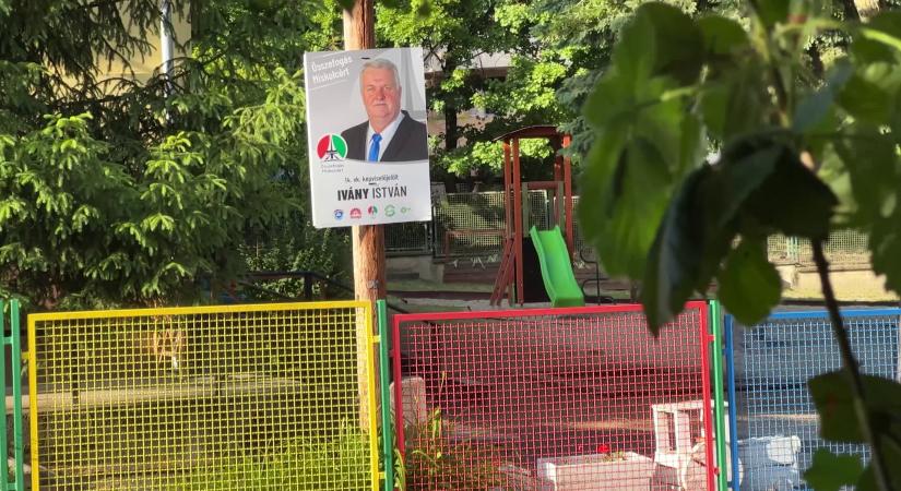 Egy óvoda udvarán helyezett el plakátot az ellenzék Miskolctapolcán  videó