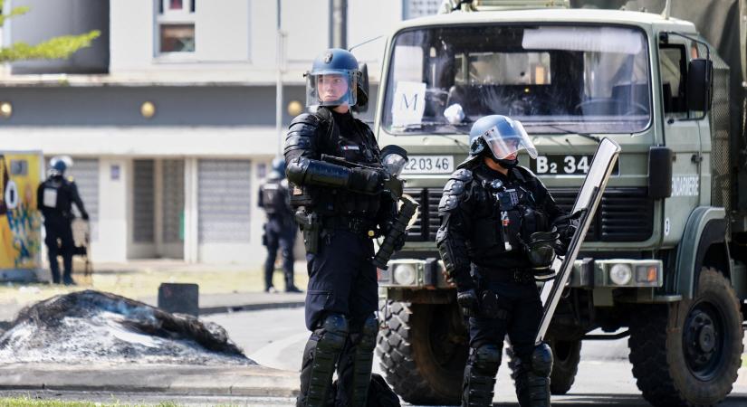 Jelentős rendőri állományt küldött Új-Kaledóniába a zavargások miatt Franciaország