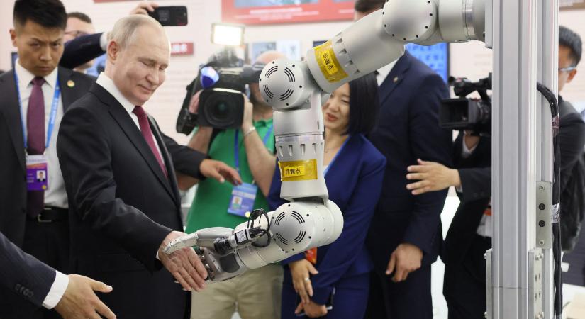 Putyin kezet fogott egy robotkarral Kínában