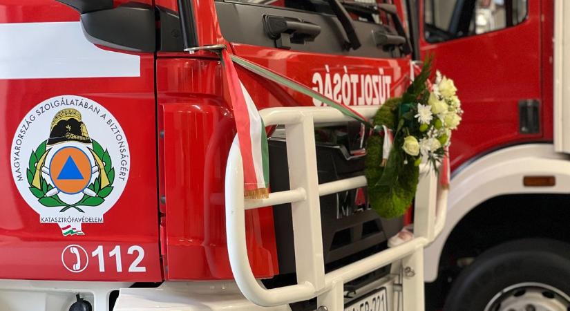 Új tűzoltóautó áll szolgálatba Szombathelyen - Átadták a rajzpályázat díjait - fotók