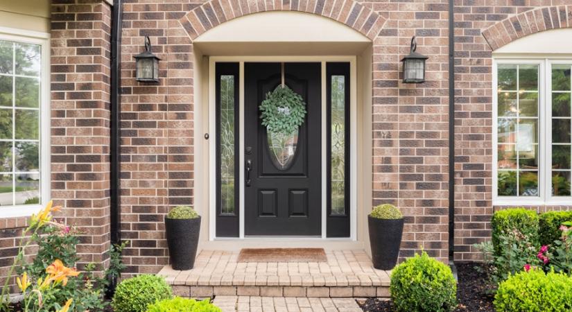 3 bejárati ajtó szín, amitől luxushatást kelt az otthonod