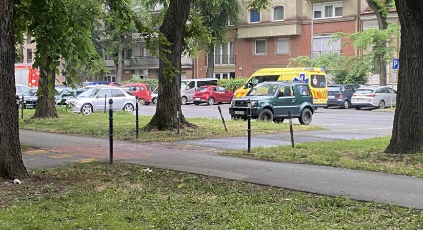 Újabb debreceni baleset: a Hatvan utcán karambolozott két gépkocsi