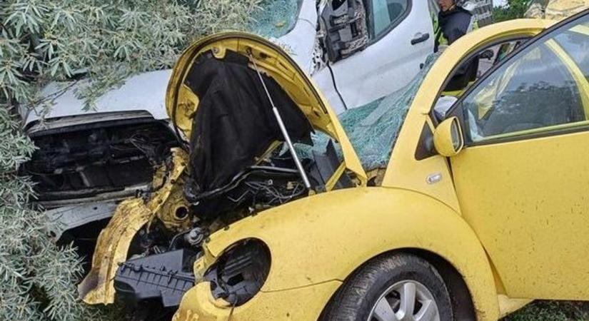 Halálos baleset: kamionnak csapódott egy autó Kenderesnél, nem lehetett megmenteni a sofőrt