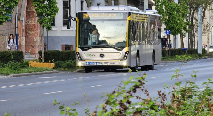 Nagy baleset történt Debrecenben, 18 buszjárat menetrendje módosul