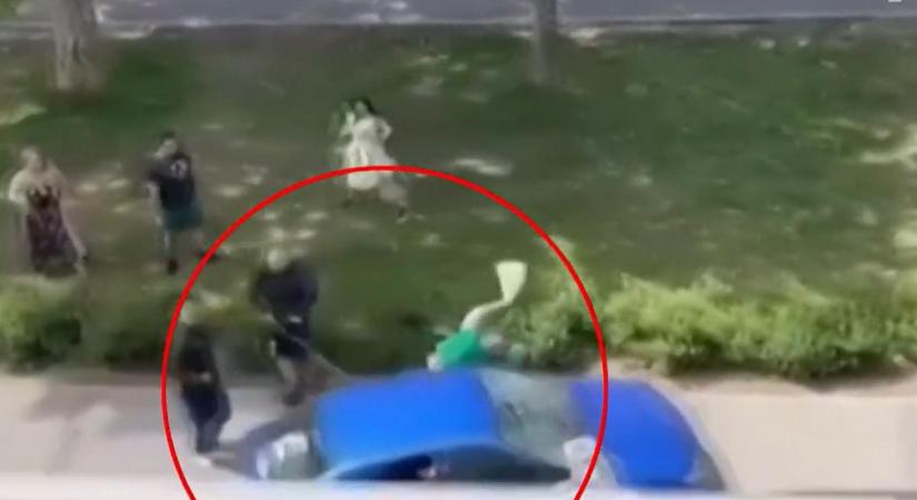 Brutális balhé Pécsett, 10 embert keres a rendőrség: lapátokkal és késekkel esett egymásnak két társaság, majd szándékosan elgázoltak két embert – videó