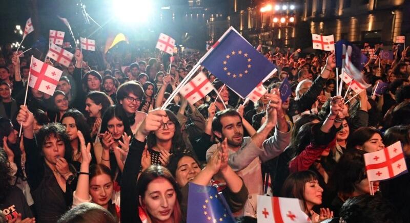 EU-párti fiatalok állnak a „külföldiügynök-törvény” elleni tüntetések élén Georgiában