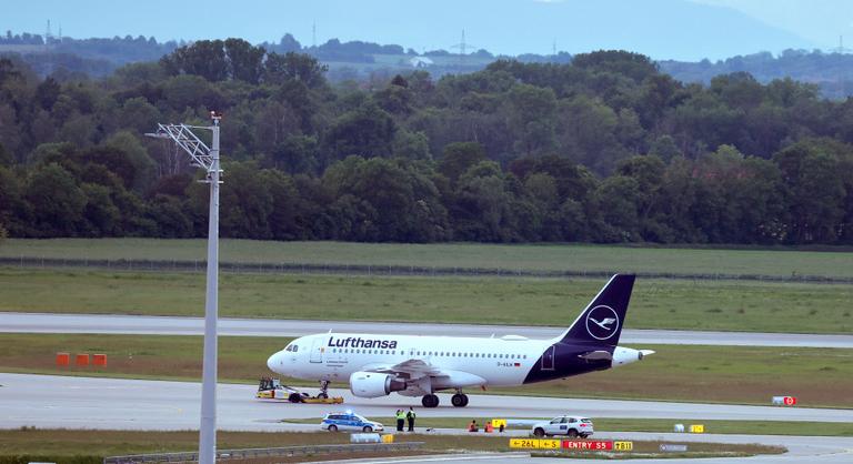 Klímaaktivisták törtek be a müncheni repülőtérre