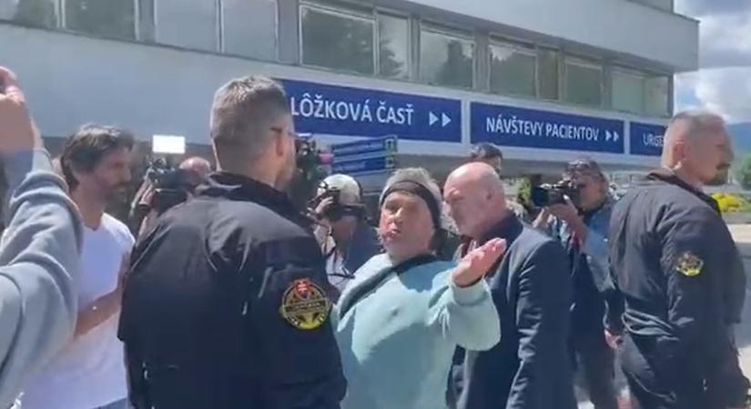 Rendőrök gyűrűjében kezdett kiabálni egy férfi a Fico állapotáról tájékoztatót tartó szlovák miniszterrel
