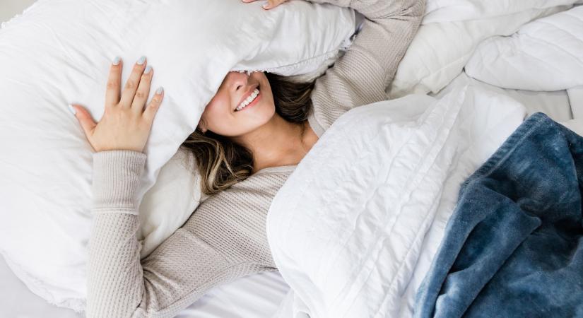 Csavarj egy pulcsit a fejedre! – Az új trend nyugodt alvást ígér
