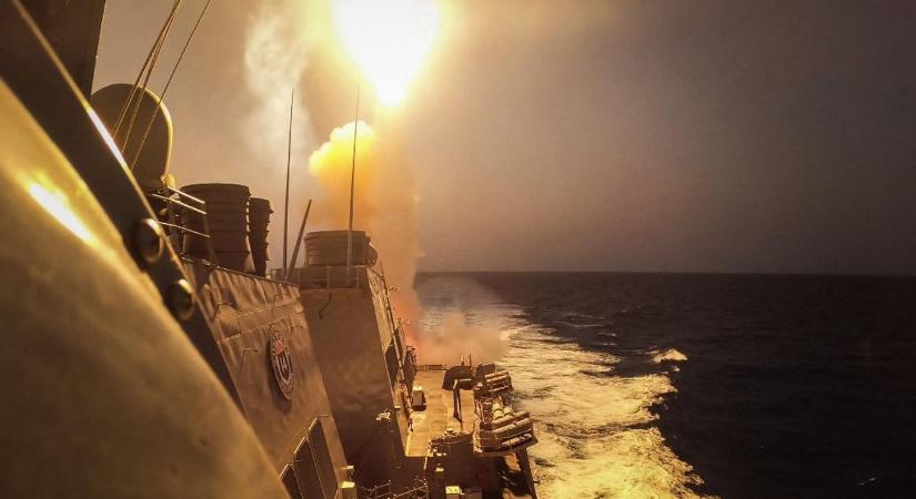 Olajszállító hajót ért rakétatámadás a Vörös-tengeren