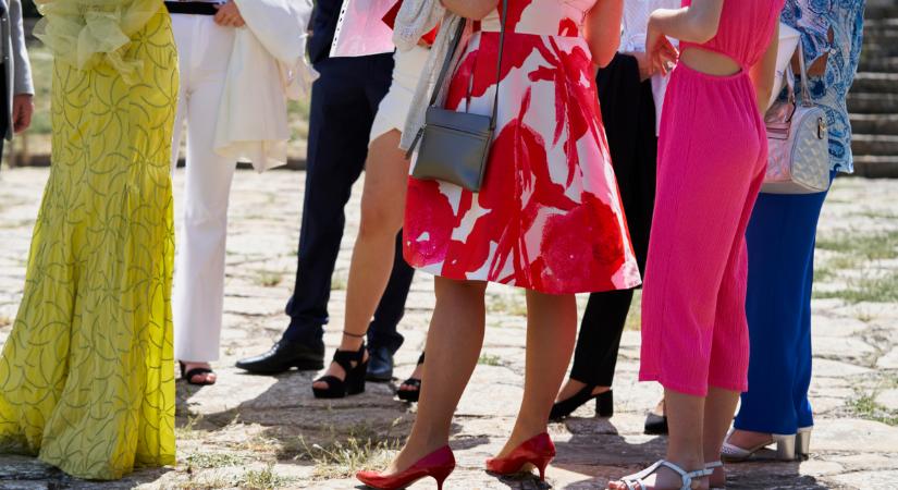 Illetlennek tűnsz, ha így jelensz meg egy esküvőn: tiltólistás ruhadarabok és cipők