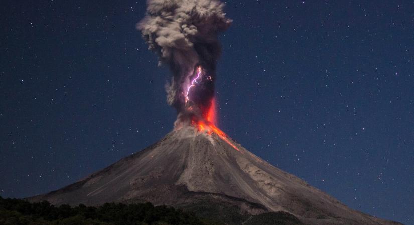 Villám csapott a kitörő vulkánba, lenyűgöző videó készült a ritka jelenségről