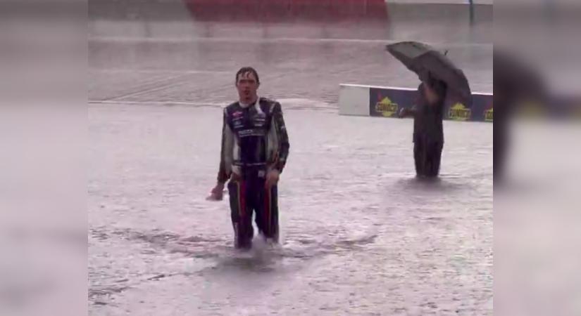 Hihetetlen felvételek: Akkora özönvíz volt a NASCAR-ban, hogy a versenyzők szó szerint térdig gázoltak benne